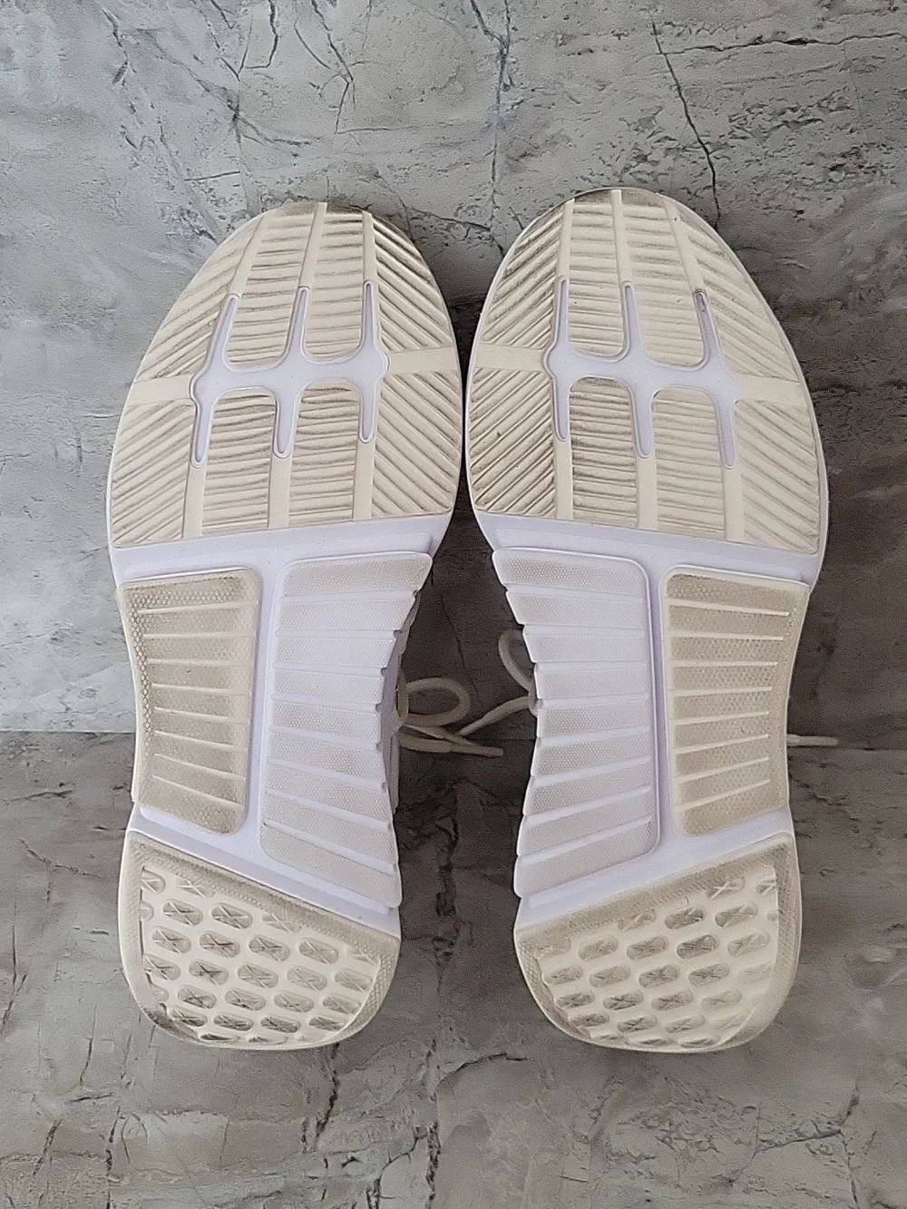 Fabletics Cream Brookside Performance‎ Sneaker Size 7